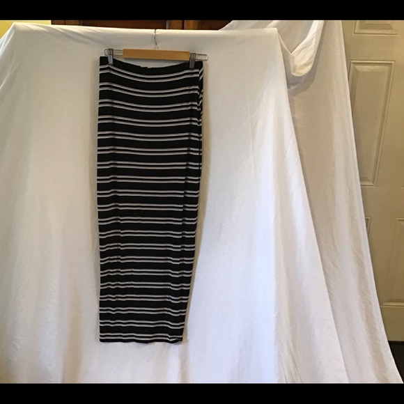 WHBM Small wrap skirt, very soft! EUC, B&W, lined - Picture 4 of 8